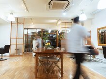 イーズ(e's)の雰囲気（広々とした空間に植物がいっぱいの店内。中目黒/代官山）