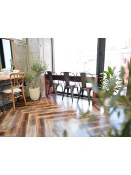 年齢を重ねるごとに輝く美髪をご提供。オーガニックオイルカラーでしっとりハリのある仕上がりを実現します