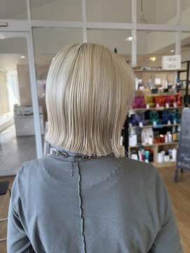 サラ 新宮店(SARA) 切りっぱなしボブ/ワンレンボブ/ブロンドカラー