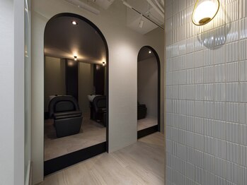 トッカ ヘアアンドトリートメント バイ リウム(tocca hair&treatment by Rium)の写真/20代から始めるヘッドスパ"お顔がキュッとあがる効果も期待できる!年齢に応じたケアで美髪へ導きます◎