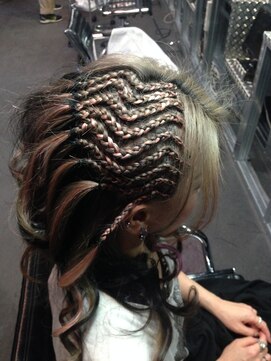 ゾーマ(ZOUMA) ギザギザコーンロウ　ピンクエクステ混ぜ　トリックスタイル