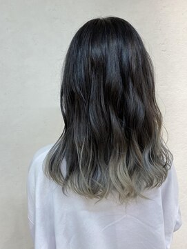 リア(Lia by KENJE) レイヤーロング シルバーグラデーションって可愛い!