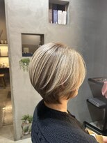 ニマルニーニー バイ ヤスオカ(2022 BY YASUOKA) 40代 大人ショートボブ 明るい白髪染め