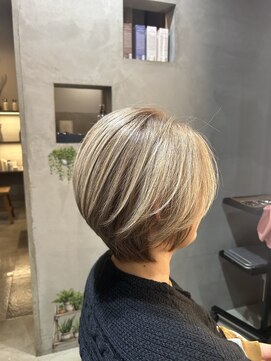 ニマルニーニー バイ ヤスオカ(2022 BY YASUOKA) 40代 大人ショートボブ 明るい白髪染め