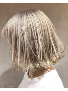 ジーナ(XENA) ホワイトブロンド