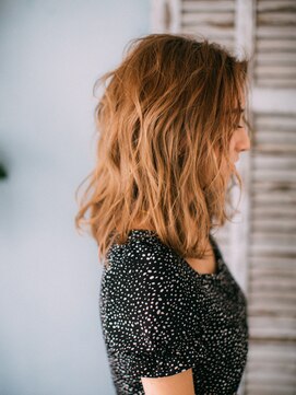 ヘアアンドリラクゼーション シャッセ(Hair&Relaxation SASE) 重ためセンターパートウェーブ