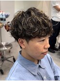 波巻きパーマ×ハイライトでストリート感溢れる男らしいヘアに◎