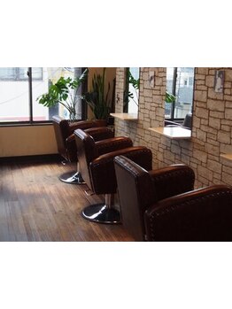 美容室に行くと疲れる…そんな経験ありませんか?Burrowは居心地抜群の空間♪人には教えたくない本命サロン