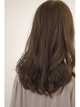 イル(iLu.) アディクシーで染める大人のダークアッシュ