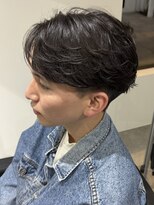 ヒュイル バイ ニアウ(Hwyl by Niau) メンズセンターパートパーマニュアンスパーマスパイラルパーマ