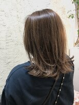 ペネロープ(Penelope)&nbsp;外ハネミディアムレイヤー/ハイライト/グレージュ