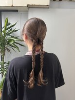 ユニル(unir)&nbsp;グレージュ×三つ編みアレンジ