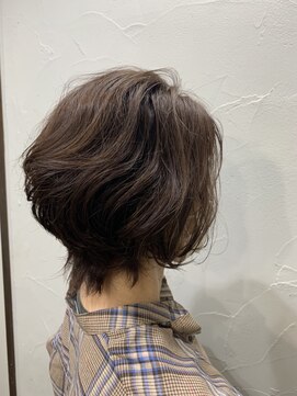 ヘアーハピネス ハート(hair happiness heArt) 20代30代40代外ハネアッシュグレージュ肩ライン耳掛け