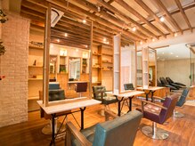 オーブ ヘアー フルール 名古屋店(AUBE HAIR fleur)の雰囲気（開放感のある明るい店内で、くつろぎの時間をお過ごしください！）