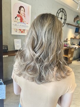 リー ヴィータ 上新庄(Lee Vita) ベージュカラー×ブロンドカラー×ハイトーンカラー