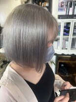 ヘアー リードレス(hair Re:dress)&nbsp;10代20代シルバーアッシュ外国人風カラー前下がりショート