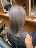 切りっぱなしセミロングブリーチカラーシルバーベージュ