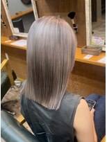 ヘアーサロン アトリエ(Hair salon ATORIE)&nbsp;切りっぱなしセミロングブリーチカラーシルバーベージュ