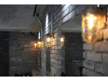 ヴェルゴ 高松店(vellgo)の雰囲気（レンガと照明が演出するヴィンテージ感）