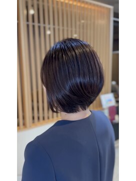 イゾラ(isola) クセ毛さんにおすすめなまとまりある大人ショート｜西千葉