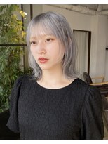 オトソーデン(Oto-soden) シルバーグレージュ×外ハネミディ