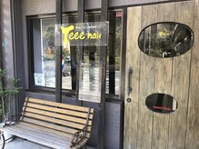 ティーヘアー(Teee hair)の雰囲気（ベンチがお出迎えするウッド調の外観）