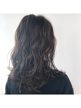 リアン(Lien) 暗髪ダークグレー/艶髪/ミディアムレイヤー