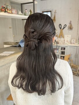 ユヌ(Une) 結婚式参列お呼ばれヘアセットハーフアップカチモリヘアアレンジ