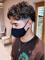 トローノ 栄(TRONO)&nbsp;【TRONO　岩田】束感アップバングパーマショートセンターパート