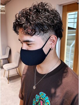 トローノ 栄(TRONO) 【TRONO　岩田】束感アップバングパーマショートセンターパート