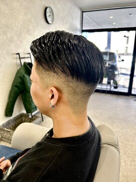 バーバーサンクチュアリ(Barber Sanctuary) ７３分けｘスキンフェード