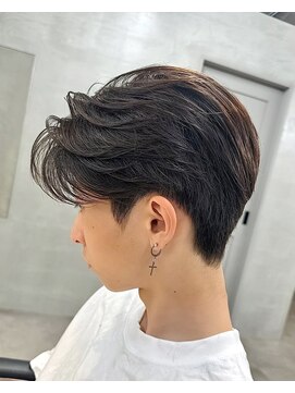 トゥイン 八王子(TWIN) 刈り上げセンターパートフェザーパーマブルーブラック八王子