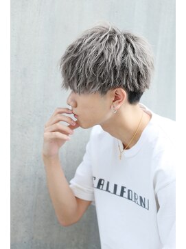 テンバイリップスヘアー(TEN by LIPPS hair) ホワイトシルバーアッシュツーブロ前下がりマッシュショート