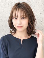大人かわいいカーキグレージュフェザーバングくびれミディ