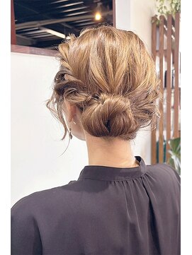 ヘアメイクボッカ(hair make Bokka) 和装にぴったりなサイドシニヨン