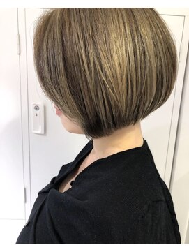 イヴォーク トーキョー(EVOKE TOKYO) 前下がりボブ ハイライトカラー