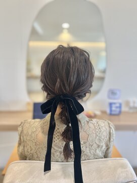 シー(she.) 編みおろし ベロアリボン ヘアセット 結婚式ヘア