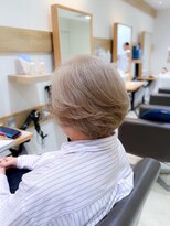 ミラバイケンジ 藤沢(Mira by KENJE)&nbsp;白髪ぼかし細めハイライト30代40代50代セミディ