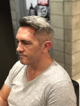 フランクスバーバー アンド ビアークラブ(FRANK'S BARBER and BEER CLUB) かき上げワイルドアップバングフェードサイドパートショート