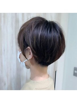 リュドール 栄(Rue D’or) 後頭部立体感ブラウン耳掛け大人綺麗ショートカット