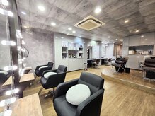 シャス(SHAS.)の雰囲気（モノトーンでシックな店内♪女優ライトでお顔も明るく見えます!）