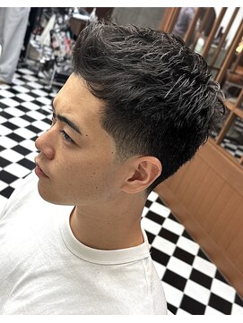 フランクスバーバーリベラルド 横浜(FRANK'S BARBER LIBERALD) フェザーパーマサーフカール刈り上げセンターパート