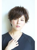 前髪長めのスウィングショートボブ