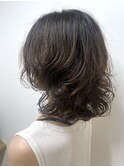 顔周りレイヤー　ミディアムボブ　ニュアンスパーマ