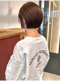 前下がりボブ　フェイスレイヤー　耳掛け　ブラウンカラー