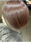 イヤリングカラー×前下がりボブ