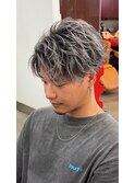 ホワイトシルバーアッシュバレイヤージュサーフフェザーショート