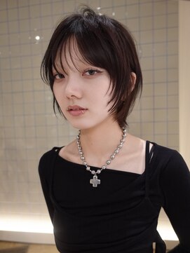 ローエ バイ デコ(Rohe by DECO) シャギーな質感のウルフショート【英心】