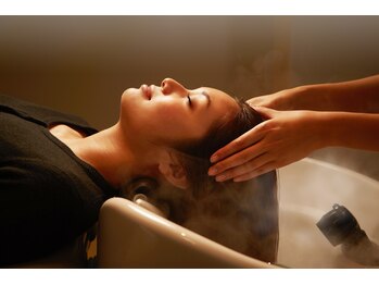 ランプ ヘア(Lamp HAIR)の写真/日常の重荷を降ろす極上バイト。自律神経を整え、頭皮から心身を解放する至福の時間をお過ごしください。