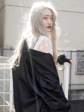 ネフ(NeF) ホワイトグレージュのニュアンスロング。